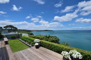 旺阿帕劳阿Luxury house with Clifftop Seaview的享有水景的花园