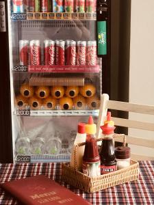洞海南朗酒店 的装满各种饮料和调味品的开放式冰箱