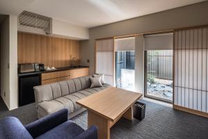 京都京都托莫亚酒店的客厅配有沙发和桌子