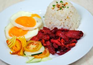 马尼拉奎松市卡拉延费萨尔酒店的鸡蛋、肉和米饭等食物