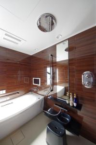 京都京都清水五条都市酒店的带浴缸和浴缸的浴室。