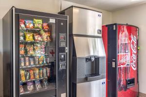 查塔努加Motel 6 Chattanooga Downtown的冰箱和苏打水自动售货机