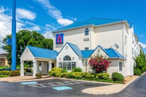 查塔努加Motel 6 Chattanooga Downtown的蓝色屋顶的酒店和停车场