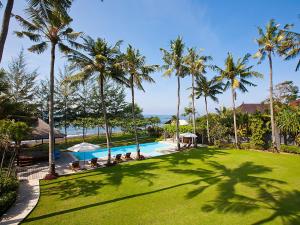 克拉玛斯Villa Puri Nirwana的享有度假村的空中景致,设有游泳池和棕榈树