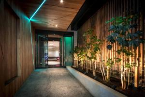 东京the b akasaka-mitsuke的建筑一侧的走廊上,有盆栽植物