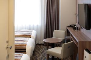 大阪MYSTAYS 堂岛精品酒店的一间酒店客房,配有一张床和一台电视