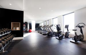 墨尔本Hyatt Place Melbourne Essendon Fields的健身房,配有一排跑步机和机器