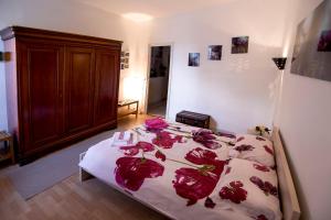 图卢兹Maison Toulousaine avec jardin的一间卧室,床上有红色玫瑰