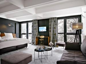 福勒恩Totem, Friendly Hotel & Spa的酒店客房,配有床和沙发