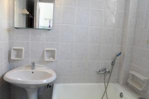 阿利卡纳斯Bel Momento的浴室配有盥洗盆、卫生间和盥洗盆。