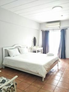 邦盛洛萨柏公寓酒店的卧室设有一张白色大床和一扇窗户。