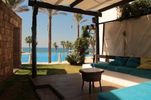 杰赫Pangea Beach Resort的带沙发的海景天井。