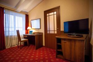 圣彼得堡阿斯特利亚酒店的酒店的客房配有平面电视和书桌。