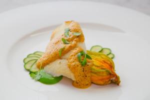 阿瑟斯敦邓布鲁蒂田园酒店的一块带鱼和蔬菜的白板