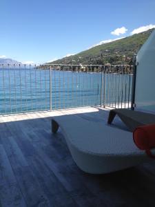 托里德尔贝纳科拜亚代皮尼酒店的阳台设有长凳,享有海景。