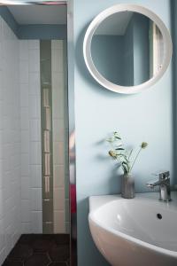 斯卡莱阿I Registi的浴室设有水槽和墙上的镜子
