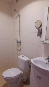 Elkhovo卢米卡伊克森特旅馆的白色的浴室设有卫生间和水槽。