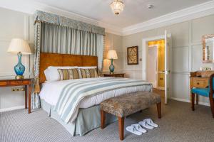 诺里奇阿森贝利酒店的一间卧室配有一张床、一张桌子和一把椅子