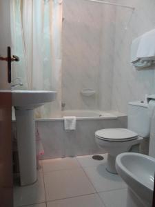 拉瓦克拉加尔卡斯酒店的浴室配有盥洗盆、卫生间和浴缸。