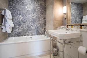 贝弗利The Beverley Arms Hotel的带浴缸、水槽和浴缸的浴室