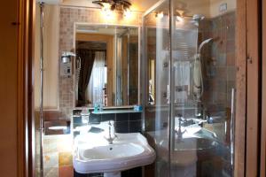 罗卡拉索Hotel Le Ortensie的一间带水槽和镜子的浴室