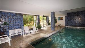 迈尔霍芬加尼奥伯梅尔酒店的一座带游泳池和庭院的房子