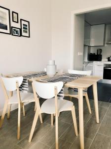 阿利坎特New apartment in San Juan Playa, Alicante的厨房里配有餐桌和椅子