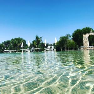 库特罗菲安诺Tenuta Castelle的游泳池的水景