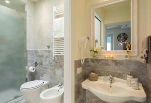 佛罗伦萨Apartment Florence with Love的一间带水槽、卫生间和镜子的浴室