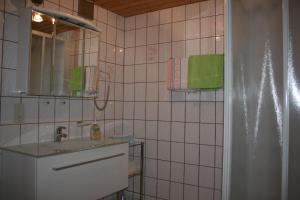 HäselgehrHaus Alpina的一间带水槽和镜子的浴室