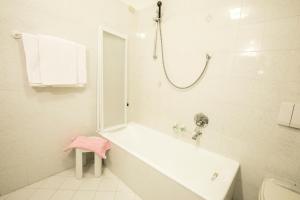 马代西莫艾尔伯格K2酒店的浴室配有浴缸、淋浴和镜子