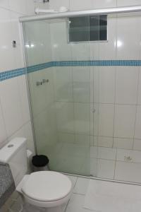 北茹阿泽鲁圣安德烈 - 欧阿波斯托洛旅馆的一间带卫生间和玻璃淋浴间的浴室