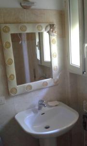 卡沃la scappatoia的一间带水槽和镜子的浴室