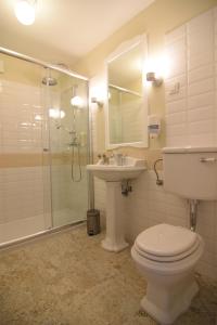 卢布尔雅那Janez Rooms的浴室配有卫生间、盥洗盆和淋浴。