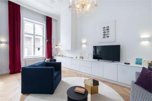 布达佩斯Erkel Boutique Apartment–Chic flat by Market Hall的白色的客厅配有电视和沙发