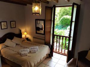 比利亚维西奥萨Trisqueles y Buganvillas的一间卧室设有一张床,并有通往阳台的门