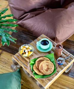 里辛Bamboo & B的盘子,盘子上放着煎饼,桌上放着咖啡