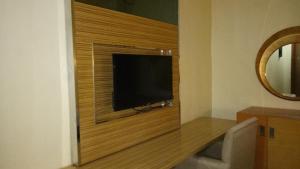 哥打巴托Jeamco Royal Hotel-Cotabato的墙上配有平面电视的房间