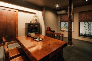 京都京都叶月宾馆的一间带木桌和椅子的用餐室