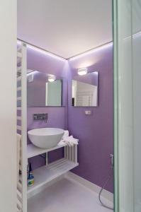 拉维罗Ravello In的一间带水槽和紫色墙壁的浴室