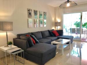 Apartamento Guadalmina - Golf & Playa - Marbella的休息区