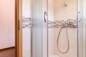 斯塔里格勒马尔科维奇公寓的浴室内配有淋浴和头顶淋浴