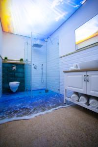 贝尔谢巴Eshel Mansion - Boutique Suites的一间带玻璃淋浴和水槽的浴室