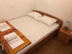 克勒克Villa Čović的一张小床,上面有两个枕头