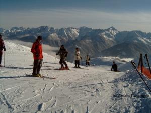 列兴Gästehaus Lanzinger的一群站在滑雪场的人