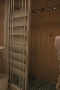 巴黎埃德加基内酒店的浴室内带白色架子的衣柜