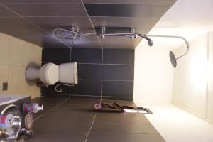 瓦加杜古Ouaka的浴室设有黑色墙壁和毛巾架