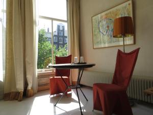 阿姆斯特丹卡萨露娜酒店的窗户客房内的桌椅