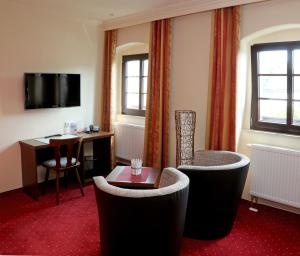 施吉斯瓦德图尔姆森酒店的酒店客房配有桌椅和书桌