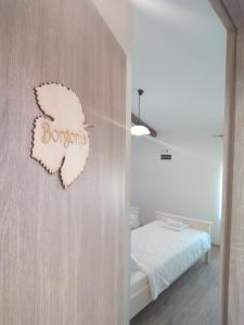 莫托文Casa Rossa Motovun的卧室墙上挂着蝴蝶标志